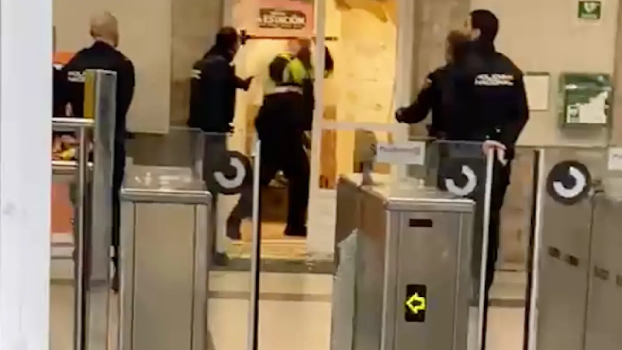 El vigilante de seguridad durante el altercado en la estaci&oacute;n de Feve de Santander.