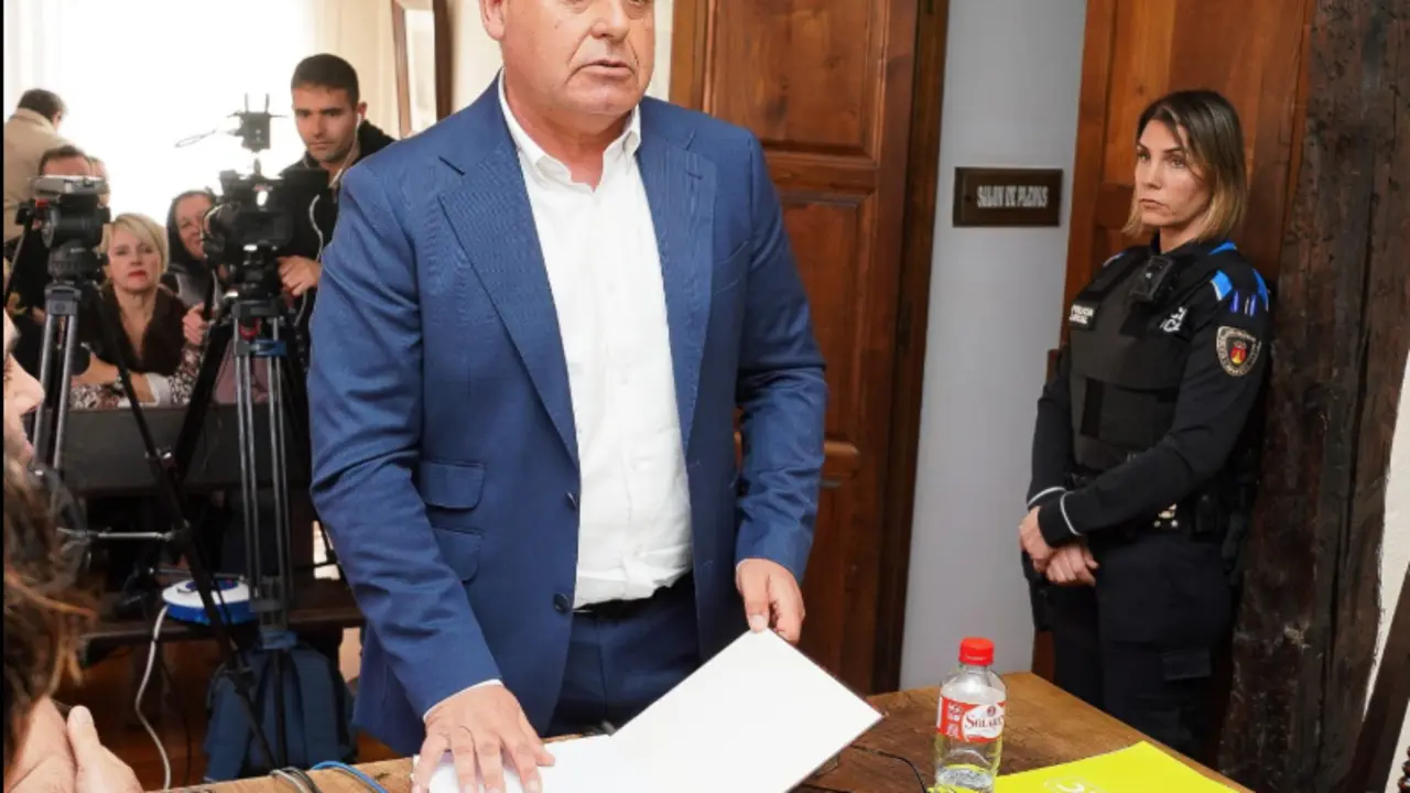 V&iacute;ctor Reinoso consuma la infamia del pacto PSOE-PRC en Cabez&oacute;n de la Sal. / X