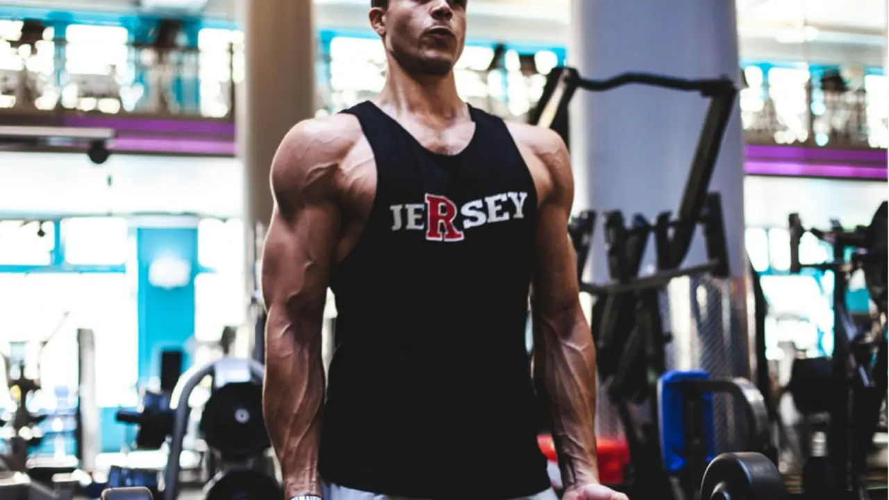 Un chico haciendo ejercicio en el gimnasio. / Total Shape / Unplash