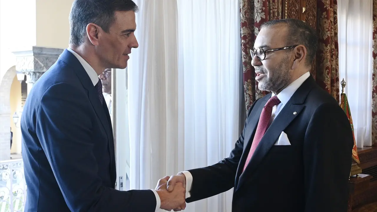 El presidente del Gobierno espa&ntilde;ol, Pedro S&aacute;nchez (i), y el rey de Marruecos, Mohamed VI (d), se saludan. / Moncloa