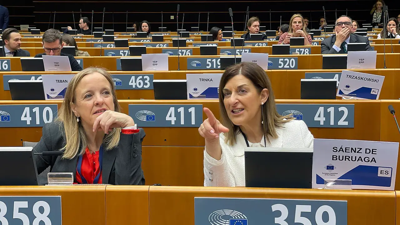 La presidenta de Cantabria, Mar&iacute;a Jos&eacute; S&aacute;enz de Buruaga, junto a Isabel Urrutia en el Pleno del Comit&eacute; Europeo de las Regiones. / A.E.