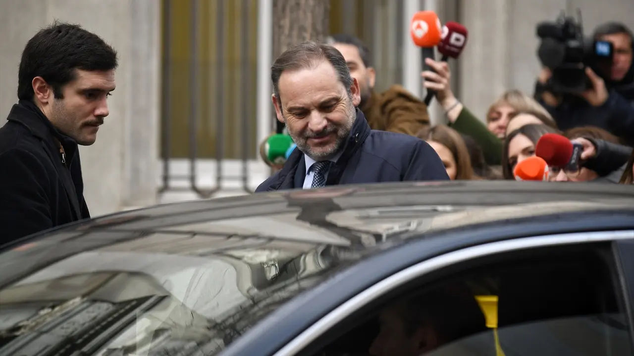 El ex ministro de Transportes Jos&eacute; Luis &Aacute;balos (c) sale de declarar al Tribunal Supremo. / Fernando S&aacute;nchez