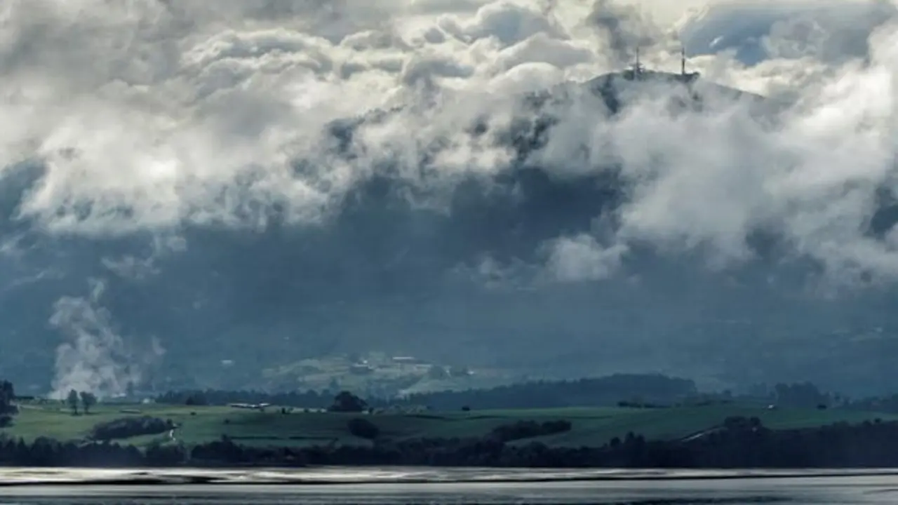 Nubes sobre la bah&iacute;a de Santander en una jornada en aviso amarillo en Cantabria. EFE/Rom&aacute;n Aguilera