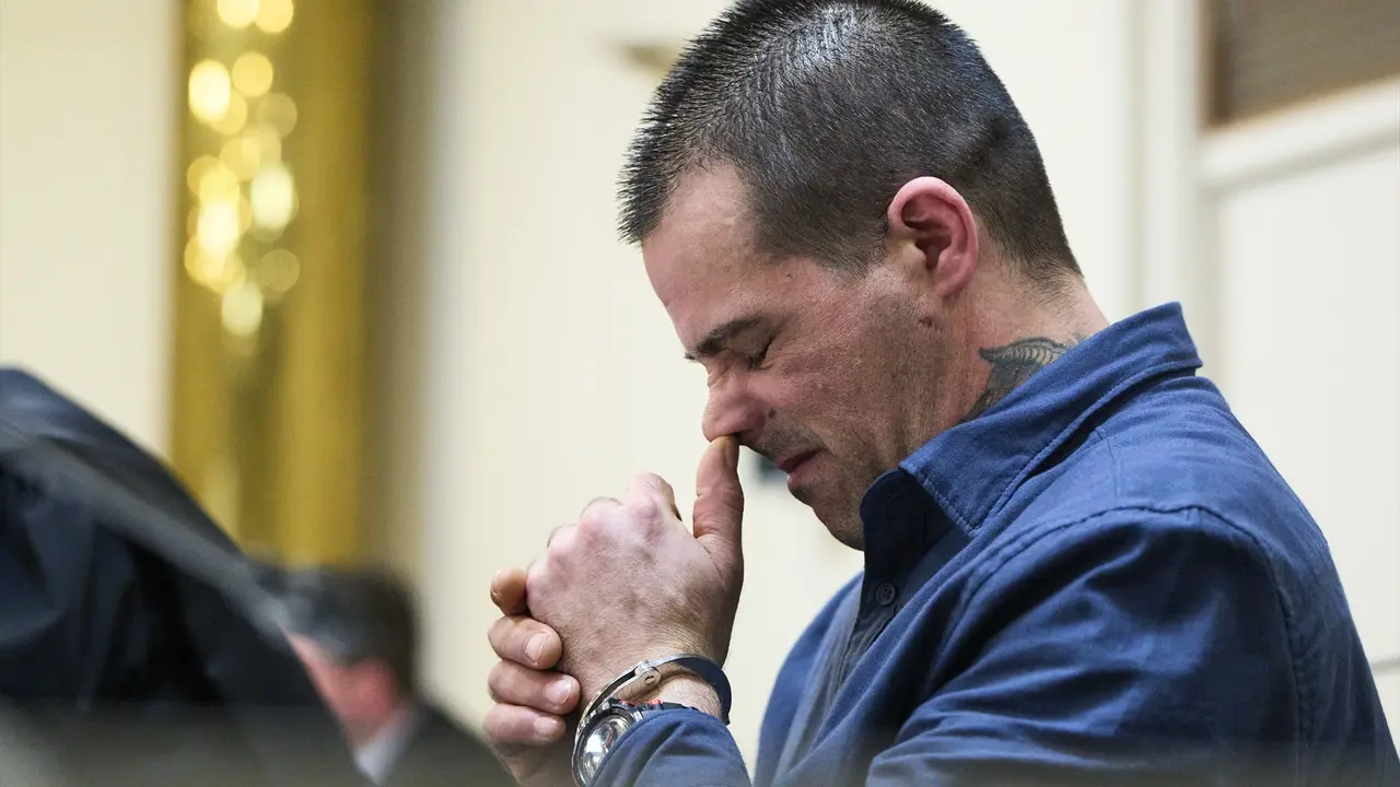 El acusado durante el juicio por matar a su pareja y beb&eacute; en Lia&ntilde;o. / C&eacute;sar Ortiz