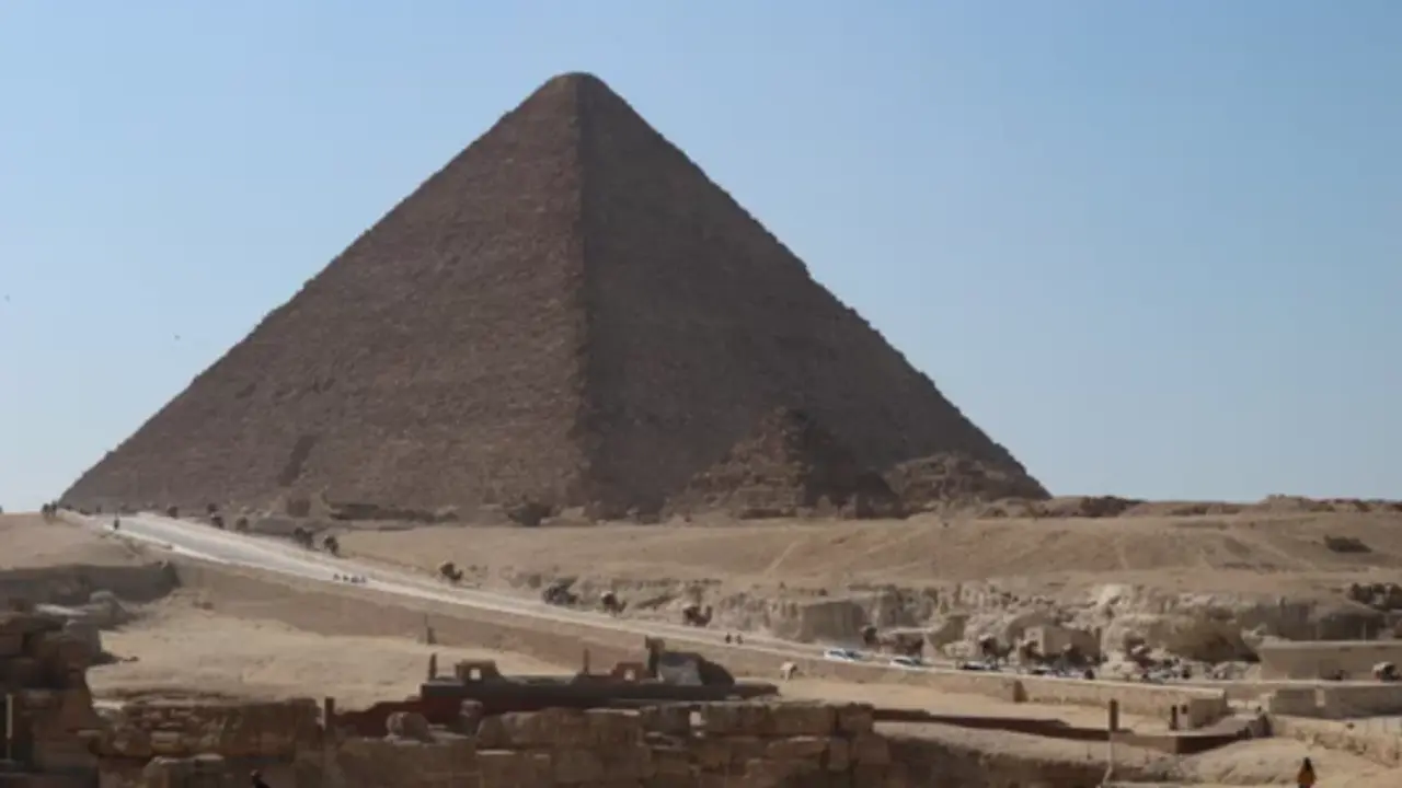 La Gran Pir&aacute;mide de Guiza, la &uacute;ltima de las Siete Maravillas del Mundo Antiguo a&uacute;n en pie, sigue dominando el horizonte egipcio. Construida hace m&aacute;s de 4.500 a&ntilde;os como tumba para el fara&oacute;n Keops, su estructura desafiaba el tiempo y sigue guardando secretos sobre la ingenier&iacute;a y las creencias del Antiguo Egipto.