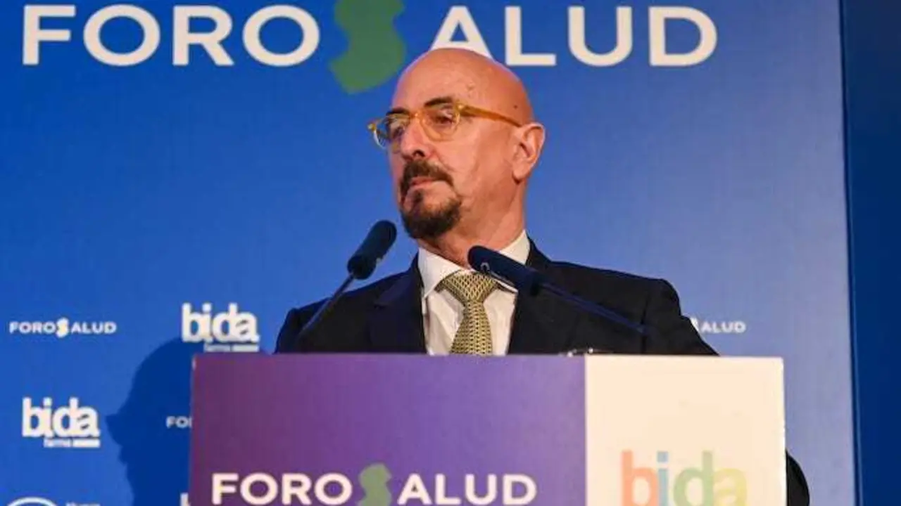 El consejero de Salud de Cantabria, C&eacute;sar Pascual, interviene en el Foro Salud, organizado por el Nuevo Foro Econom&iacute;a y Bida Farma, donde abord&oacute; los retos y estrategias para fortalecer el sistema sanitario regional.