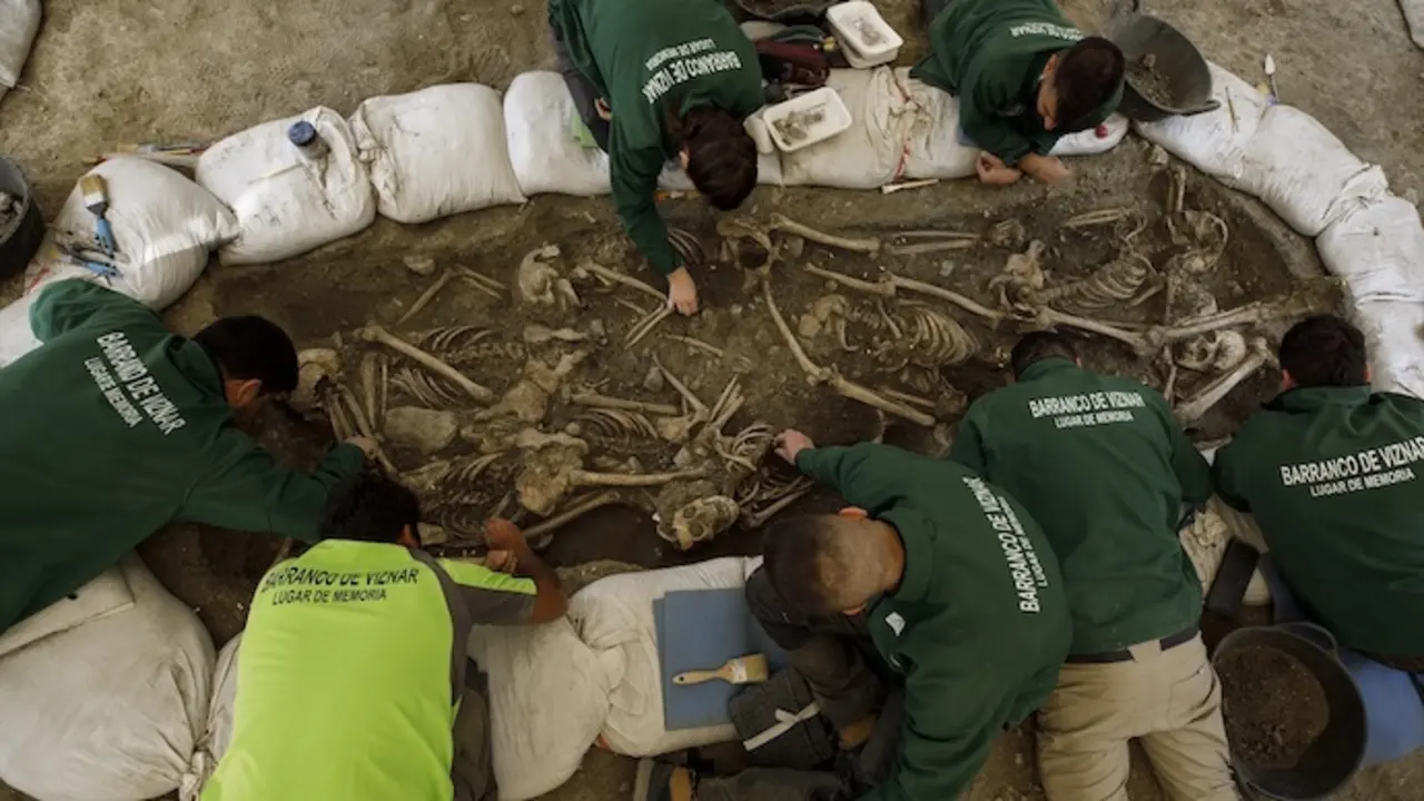 (Foto de ARCHIVO)
Trabajadores durante la excavaci&oacute;n de la fosa com&uacute;n. A 04 de mayo de 2023, en V&iacute;znar, Granada (Andaluc&iacute;a, Espa&ntilde;a). Inicio de la tercera campa&ntilde;a de exhumaciones de v&iacute;ctimas del franquismo en el barranco de V&iacute;znar. El equipo interdisciplinar liderado por la Universidad de Granada (UGR) lleva a cabo una nueva fase de excavaci&oacute;n y exhumaci&oacute;n de fosas comunes en el barranco de V&iacute;znar para localizar al mayor n&uacute;mero posible de v&iacute;ctimas del franquismo asesinadas entre julio y diciembre de 1936 en este entorno, despu&eacute;s de que en la pasada campa&ntilde;a se lograran recuperar los restos de 49 represaliados, de las cuales 20 han sido identificadas como mujeres.
.

&Aacute;lex C&aacute;mara / Europa Press
04/5/2023
