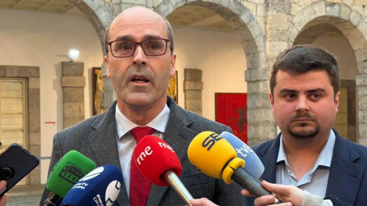 El portavoz del PP destaca que la aprobaci&oacute;n de la Ley de Simplificaci&oacute;n Administrativa "transformar&aacute; Cantabria", subrayando las 20 enmiendas presentadas y la mayor transparencia introducida en la tramitaci&oacute;n de los PSIR.