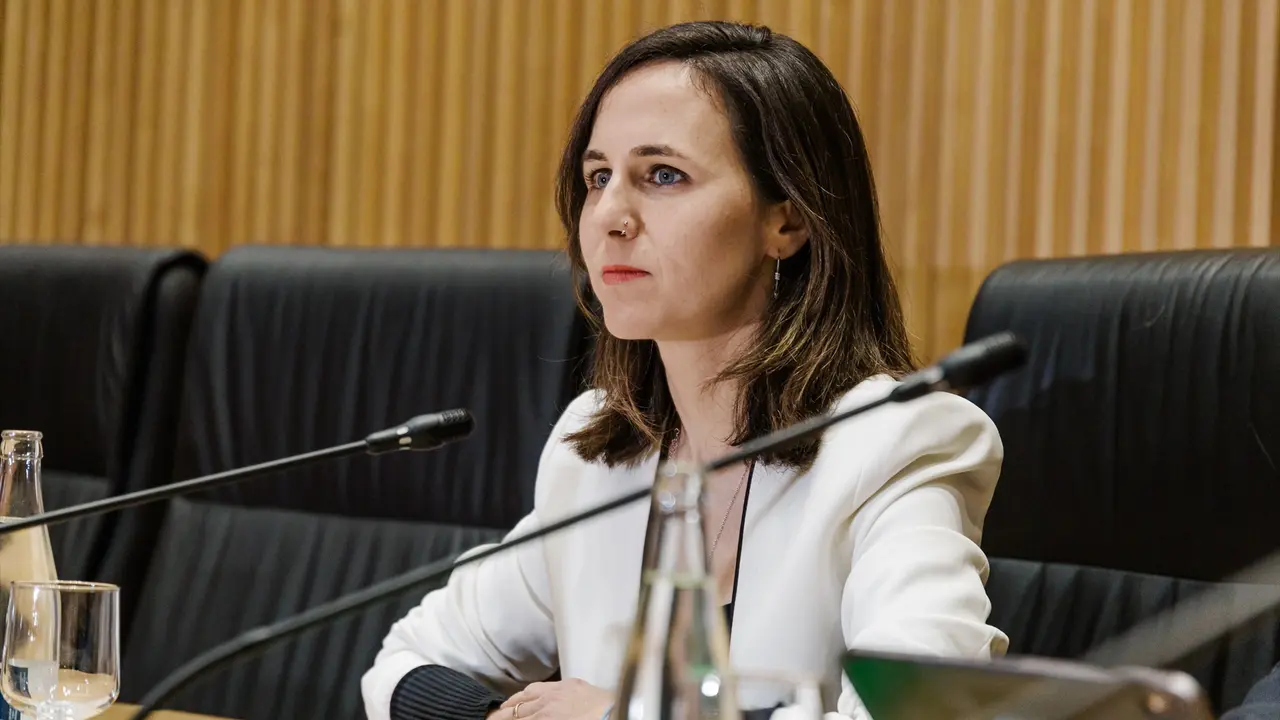 La secretaria general de Podemos, Ione Belarra, tras atender a los medios de comunicaci&oacute;n. / Carlos Luj&aacute;n