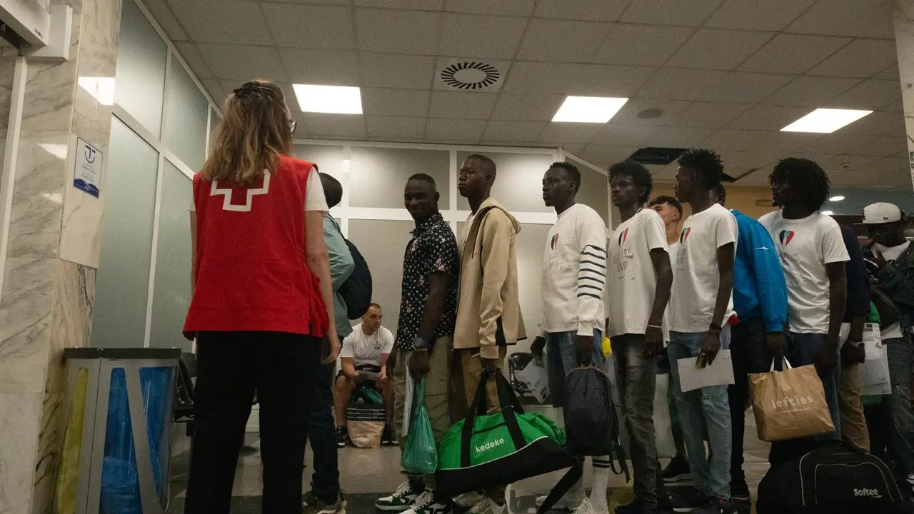 Varios migrantes a su salida del Centro de Estancia Temporal de Inmigrantes (CETI). / Antonio Sempere / Archivo