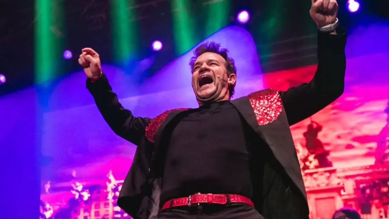 Juan D&aacute;vila durante un show en Galicia. / IG / @leolopezfoto