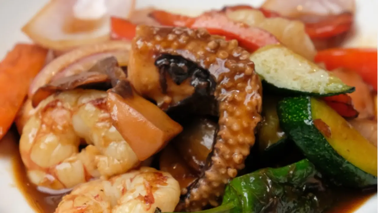 Wok de cach&oacute;n y gambas con unagi y verduras, uno de los platos del restaurante. / IG