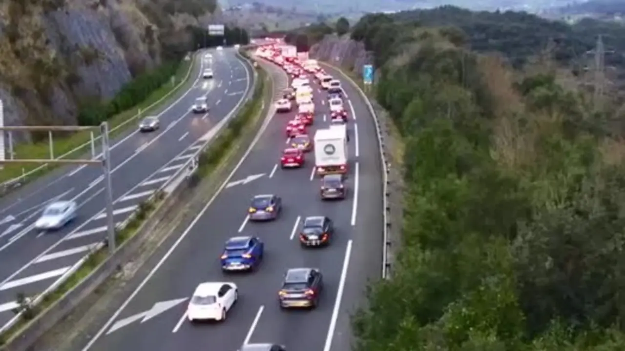 Varios veh&iacute;culos parados en la carretera. / DGT