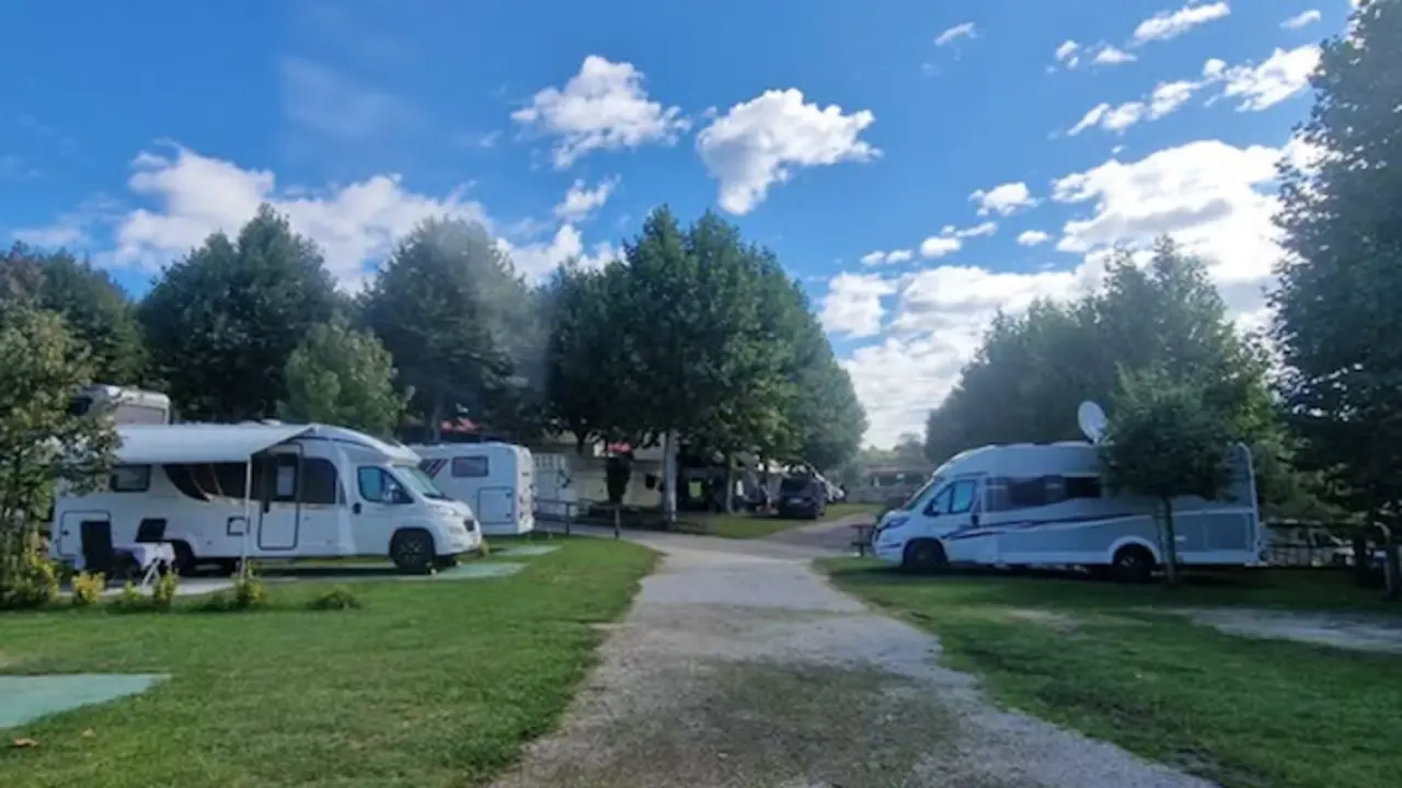 Varias autocaravanas en el Camping de Oyambre. / IG