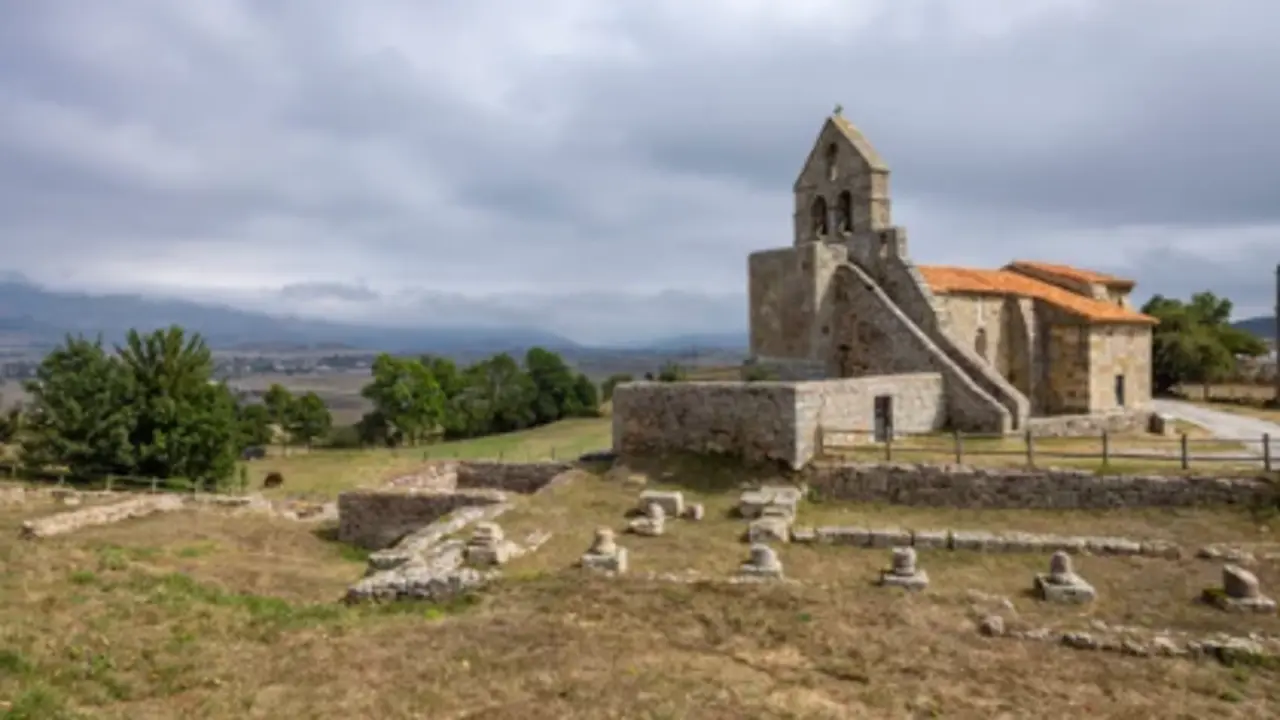 Vista de la Iglesia de Santa Maria en Juliobriga, Campoo de Enmedio, Matamorosa, Cantabria. / A.S.