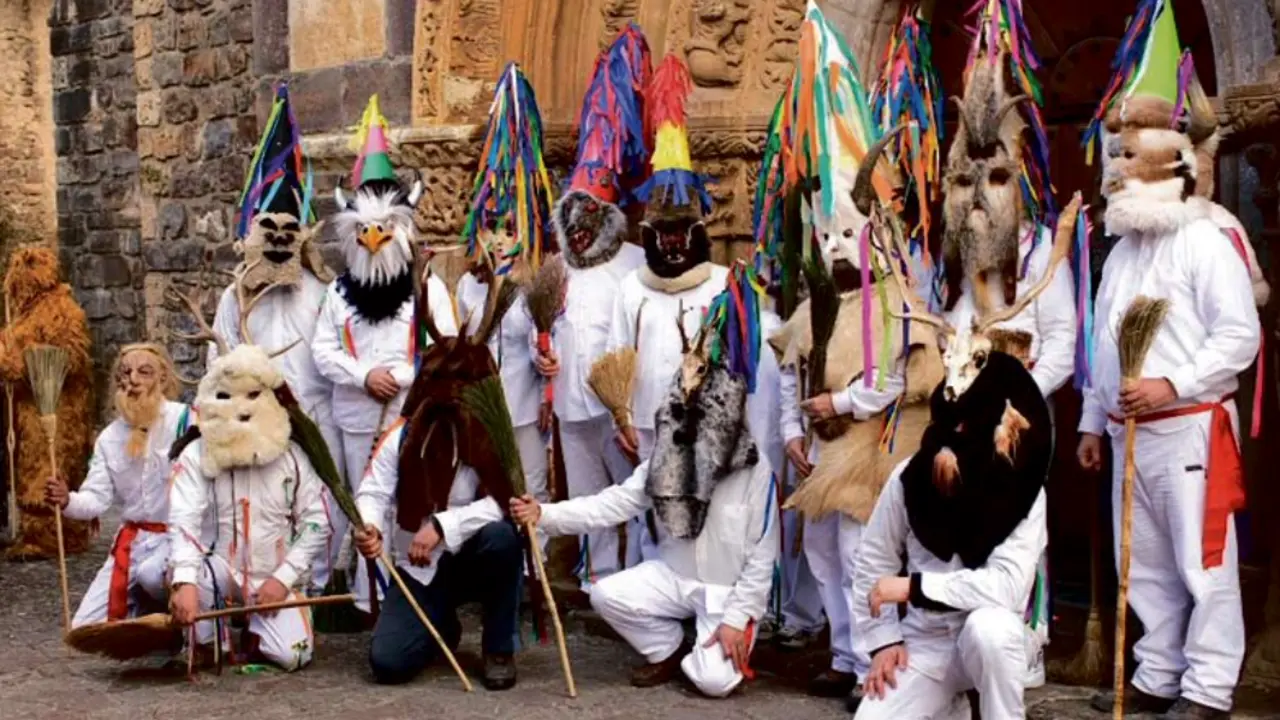 Varias personas disrazadas en el Carnaval de Piasca en ediciones anteriores. / ALERTA