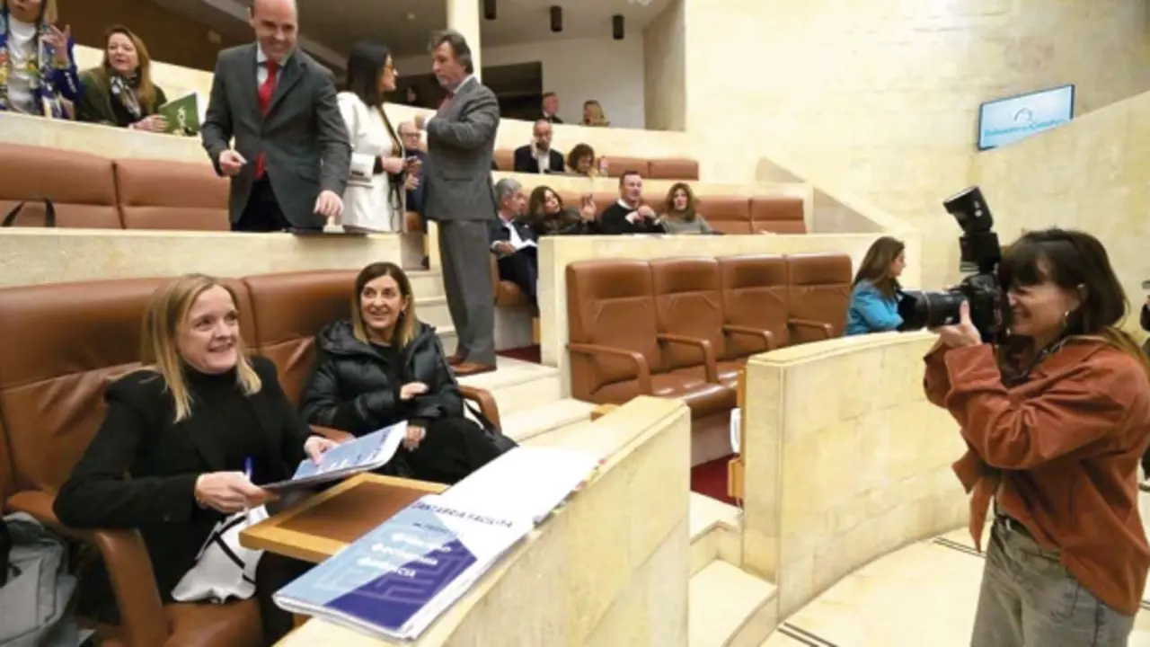 Diputados y asistentes en el Parlamento de Cantabria durante la presentaci&oacute;n de la Ley de Simplificaci&oacute;n Administrativa, en un ambiente distendido antes del inicio de la sesi&oacute;n.