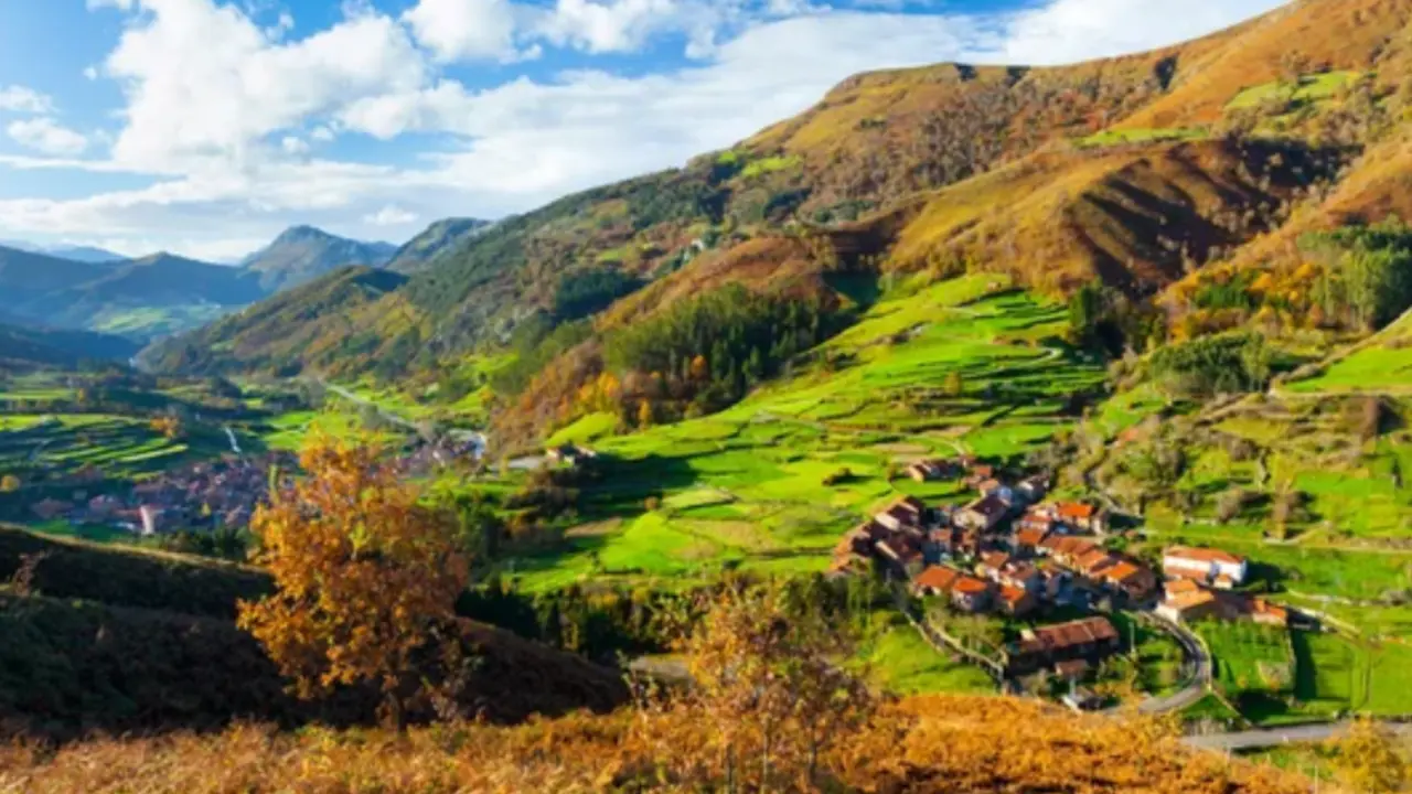 Vista panor&aacute;mica de Carmona, un pintoresco pueblo enclavado en las monta&ntilde;as c&aacute;ntabras, rodeado de verdes valles, bosques y los impresionantes paisajes de la Cordillera Cant&aacute;brica.