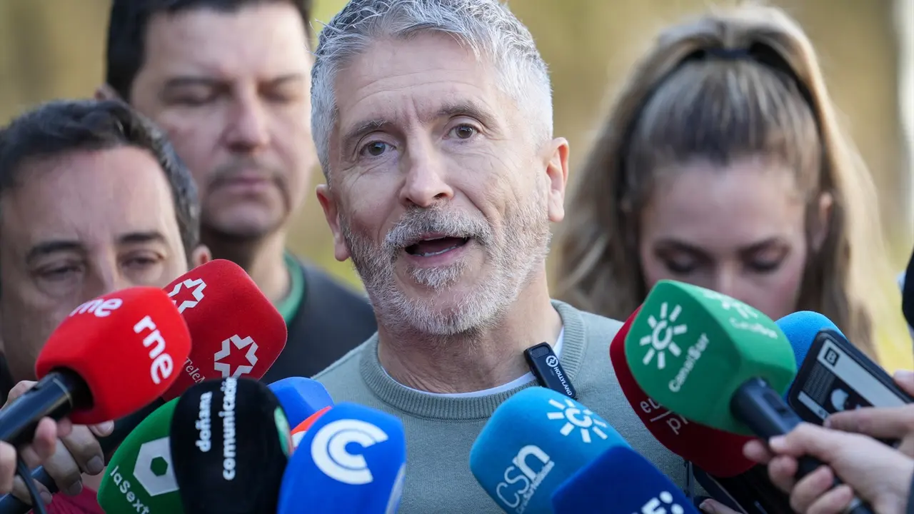 El ministro del Interior, Fernando Grande-Marlaska atiende a los medios. / Francisco J. Olmo
