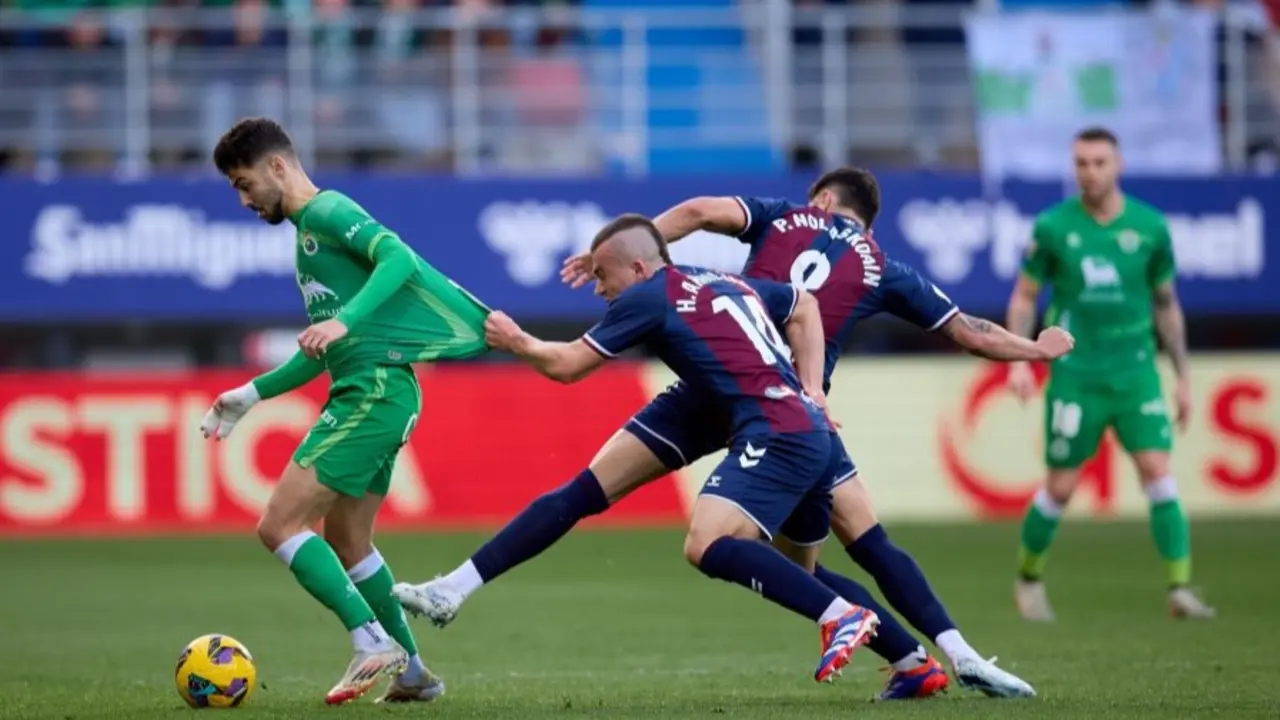 Andr&eacute;s trata de mantener el bal&oacute;n mientras los rivales le agarran. / L.H.