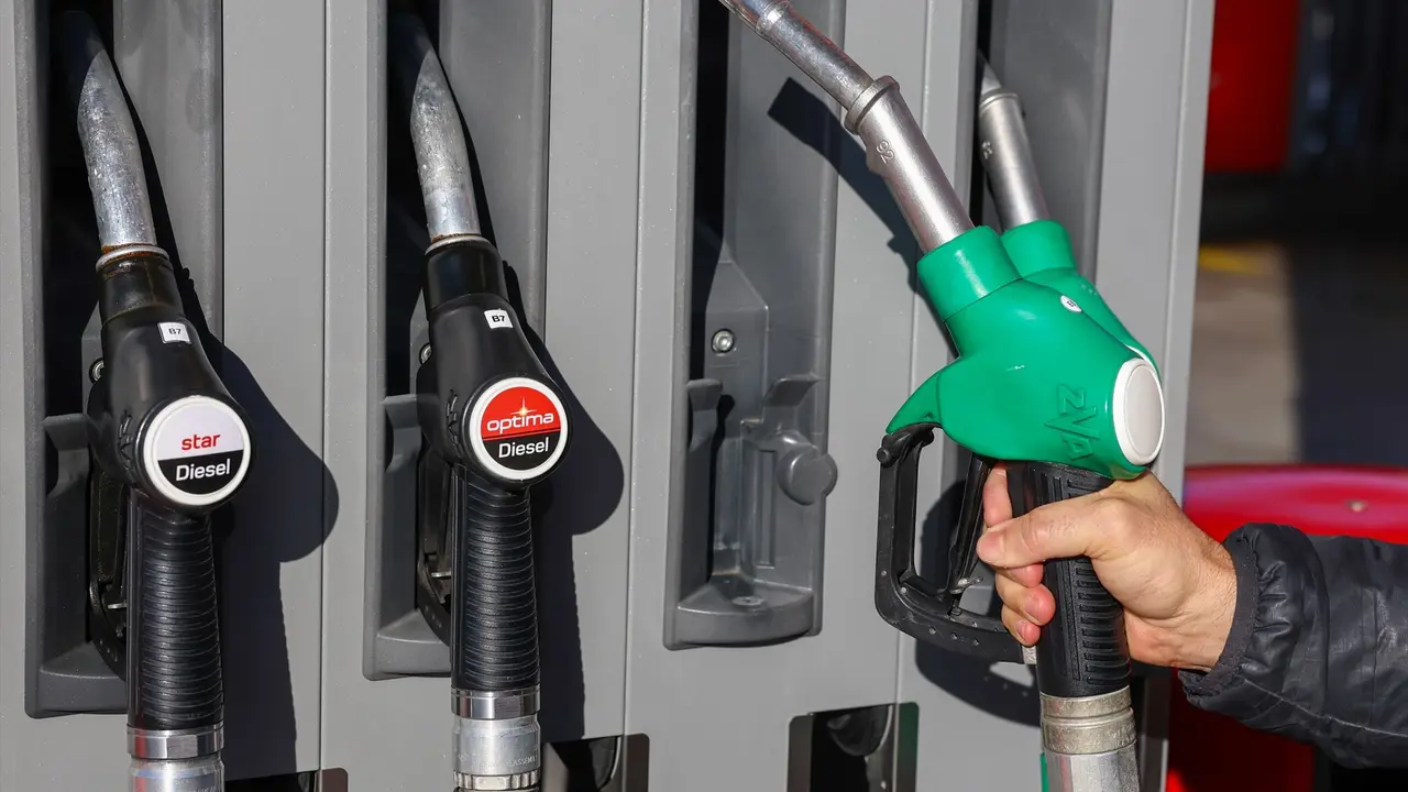 Una persona reposta en una gasolinera. / EP