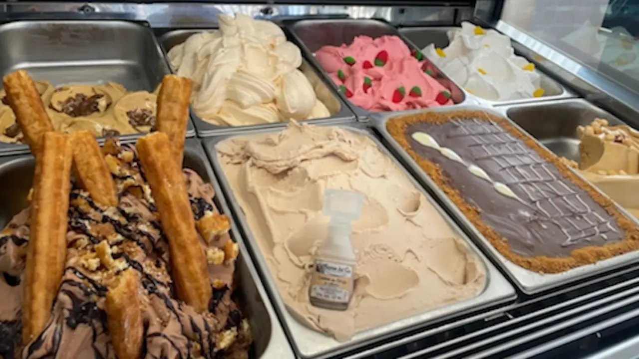 A la izquierda el helado de chocolate con churros. / FB