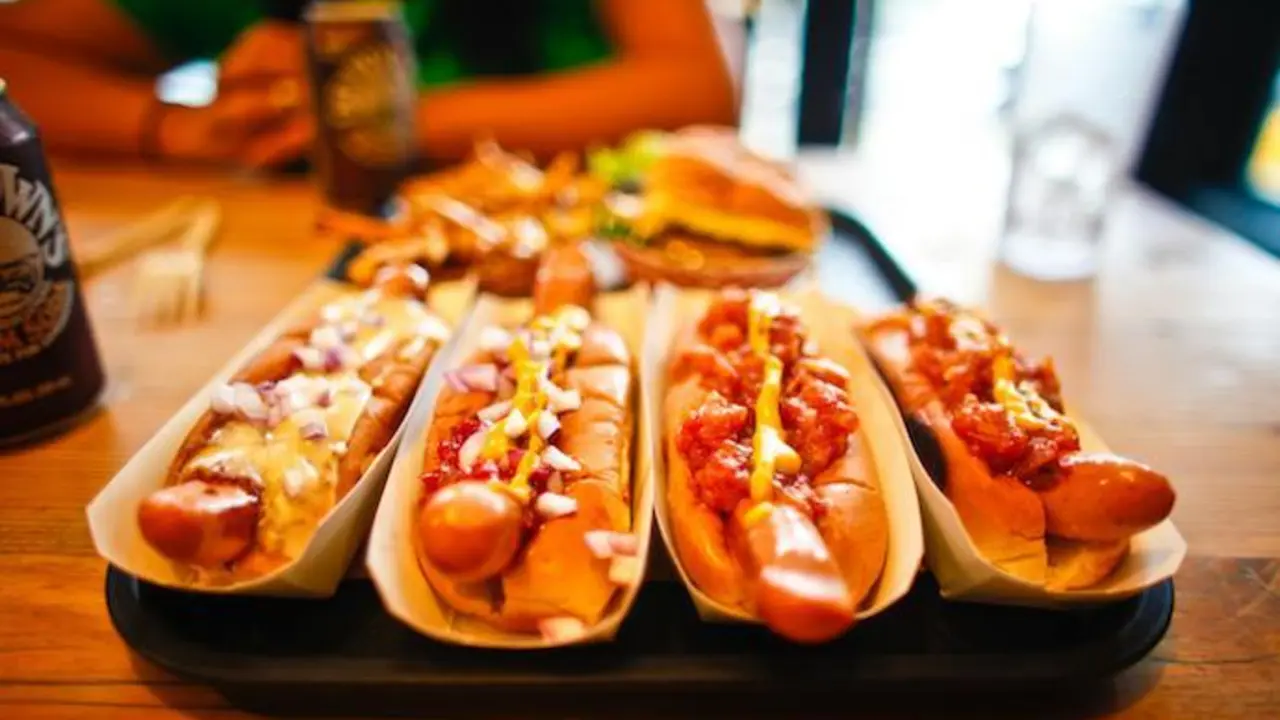 Tres perritos calientes. / A.E