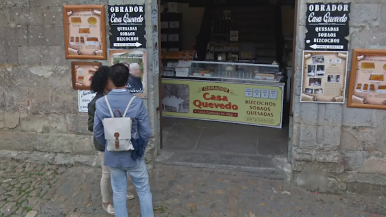 Dos personas en la entrada del local. / A.E