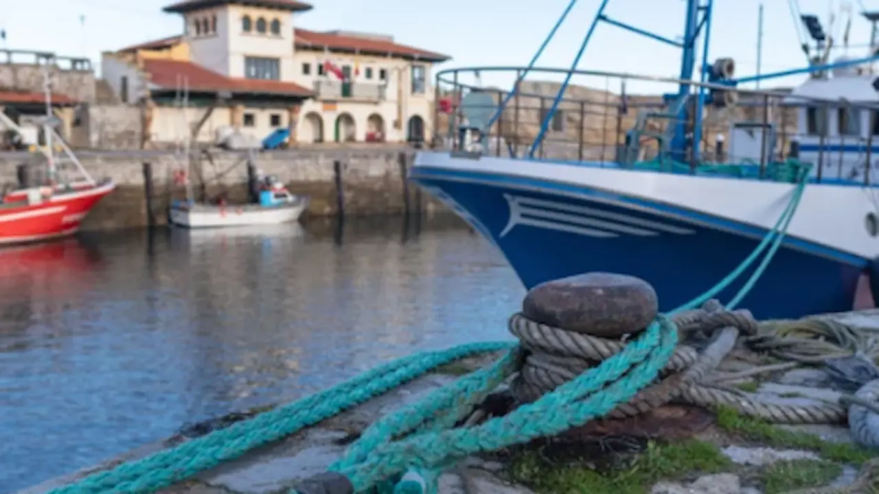 Un barco en Comillas. / A.S.P