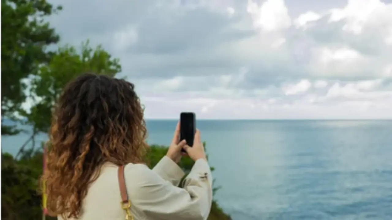 Una persona con su tel&eacute;fono en Santander. / A.S.