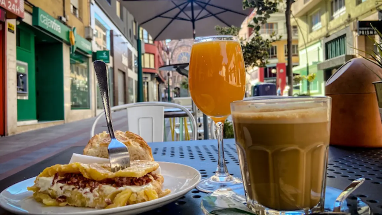 Uno de los desayunos de la cafeter&iacute;a. / M.T
