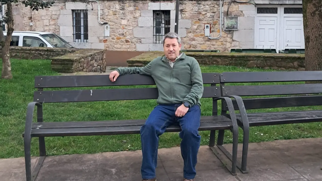 El exalcalde de Cabez&oacute;n de la Sal, &Oacute;scar L&oacute;pez, posa en un banco del municipio tras la moci&oacute;n de censura que lo apart&oacute; del cargo. / ALERTA
