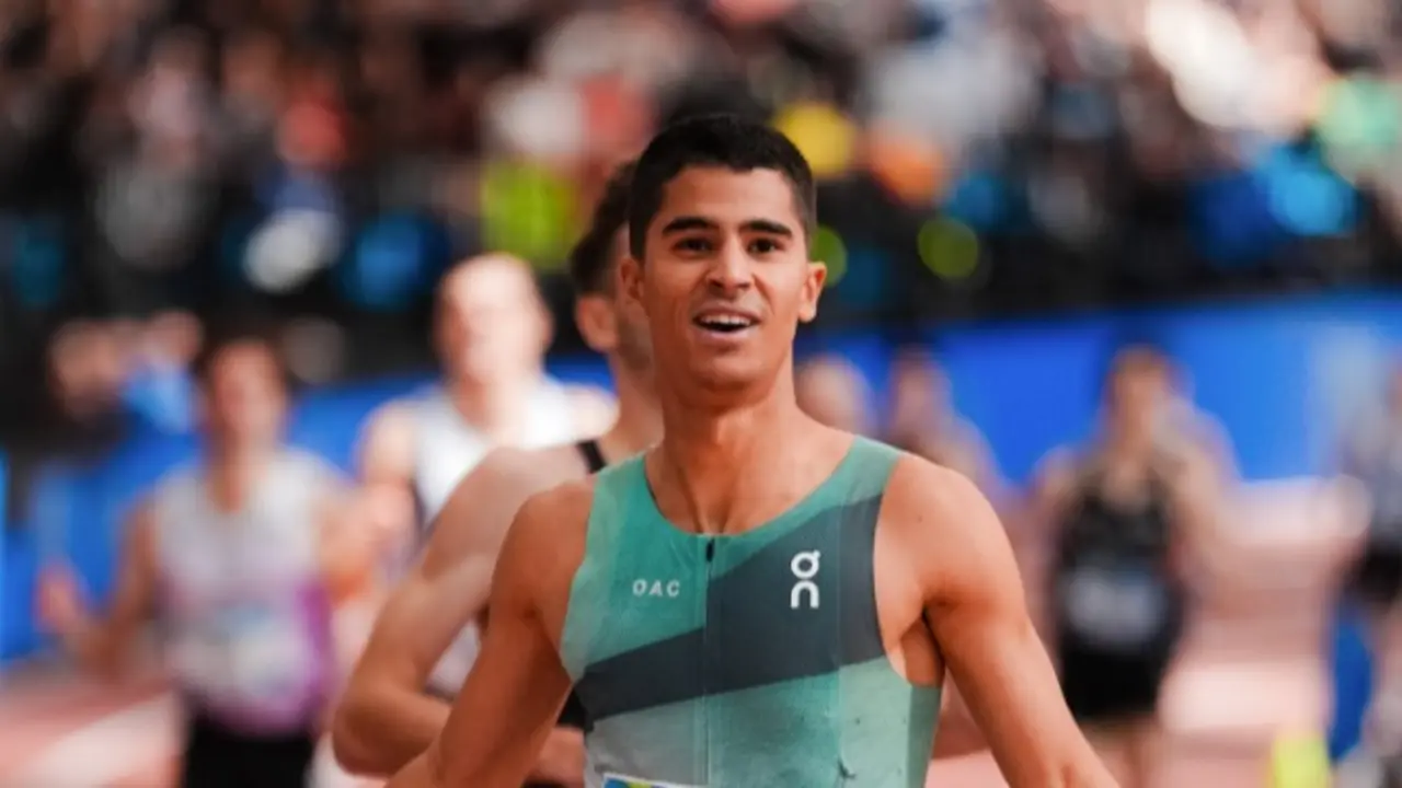 Mohamed Attaoui celebra su victoria en la final de 1.500 metros del Campeonato de Espa&ntilde;a en pista cubierta, celebrado en Madrid 2025.
