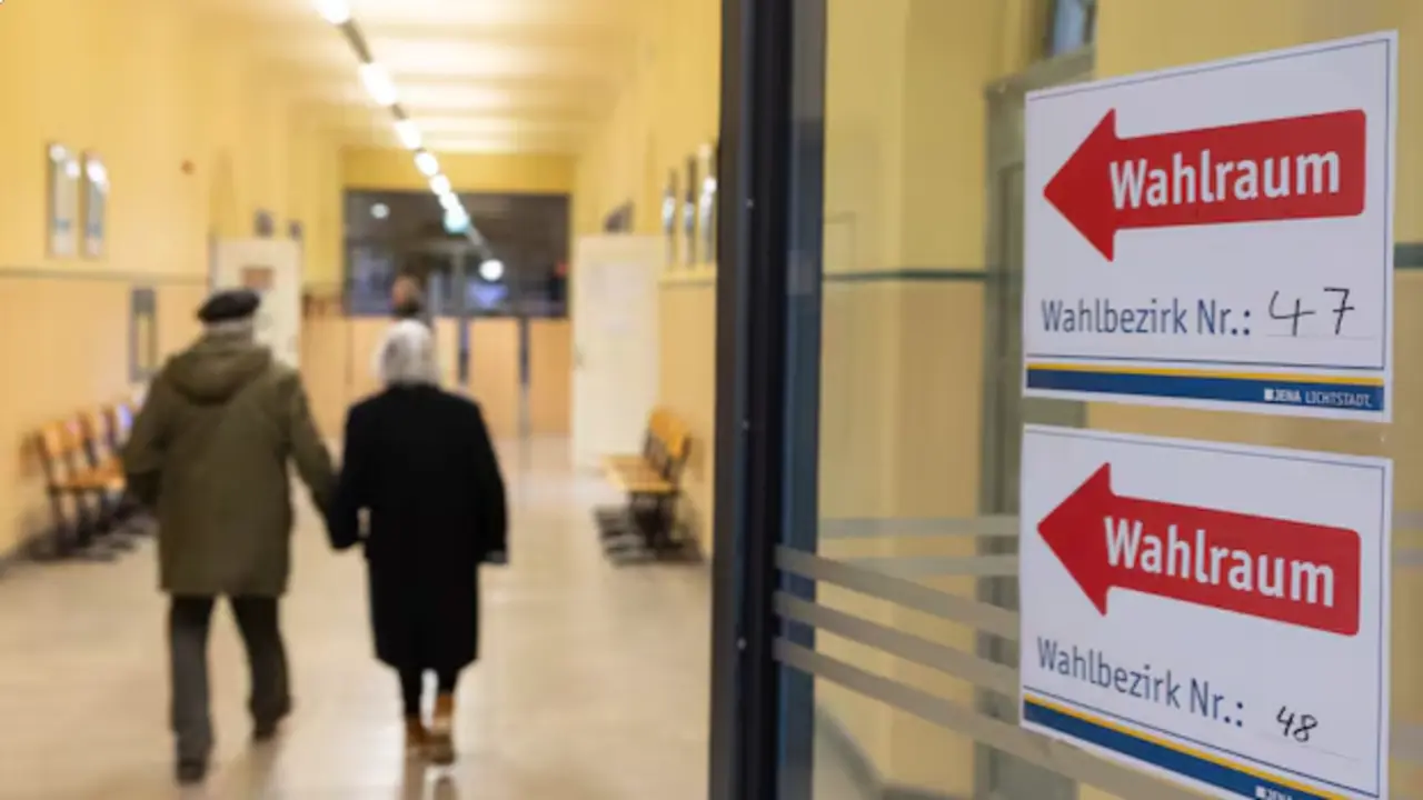 Dos ciudadanos alemanes acuden a un colegio electoral durante las elecciones federales de 2025. La jornada ha estado marcada por una alta participaci&oacute;n y un clima de incertidumbre pol&iacute;tica. / focus.de