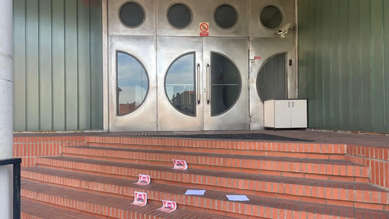 Intimidaci&oacute;n desafiada: Carteles con mensajes de advertencia esparcidos en la entrada de ALERTA, un recordatorio de los retos que enfrentamos para mantener la libertad de prensa y la verdad en nuestra comunidad.
