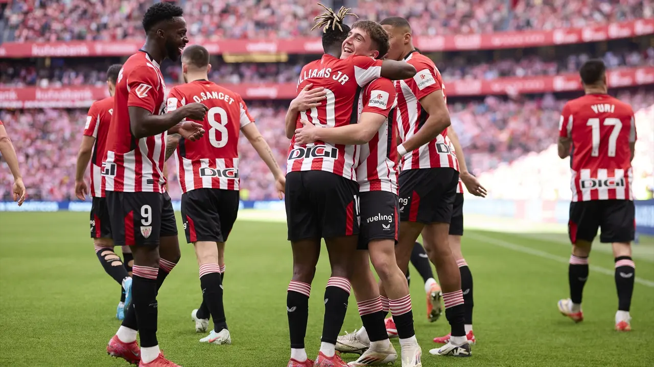 Jugadores del Athletic Club celebran uno de los goles ante el Real Valladolid. / Ricardo Larreina