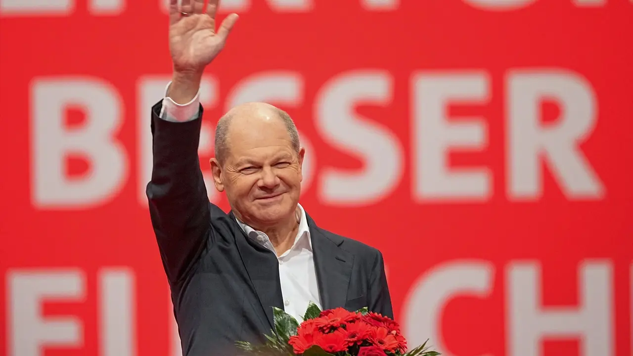 El canciller de Alemania, Olaf Scholz, celebra con un ramo de flores tras su elecci&oacute;n como candidato a la Canciller&iacute;a por el Partido Socialdem&oacute;crata (SPD) durante la conferencia federal extraordinaria del partido.

Firma: Michael Kappeler / dpa