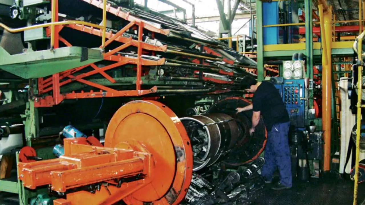 Un empleado trabajando en la planta de Bridgestone en Puente San Miguel. / aLERTa (aRChivo)