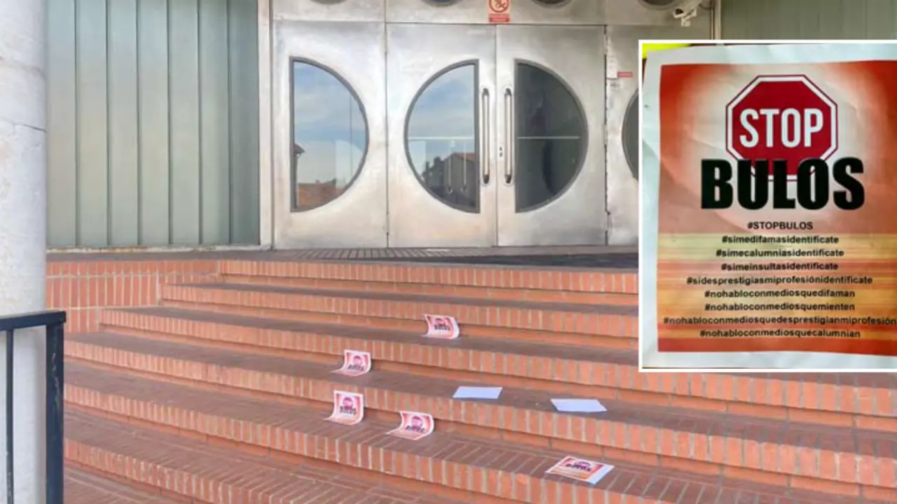 Escalones de la Discordia: Carteles con mensajes de 'Stop Bulos' aparecen en la entrada de la sede del diario ALERTA en Santander, marcando un preocupante acto de intimidaci&oacute;n hacia nuestra labor period&iacute;stica. / ALERTA