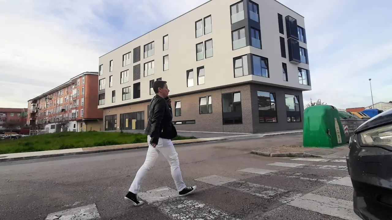 Una persona cruza por un paso de peatones frente al nuevo edificio del Hogar del Transe&uacute;nte en Torrelavega, una infraestructura financiada con dinero p&uacute;blico que ha generado pol&eacute;mica por su alto coste y modelo de gesti&oacute;n.