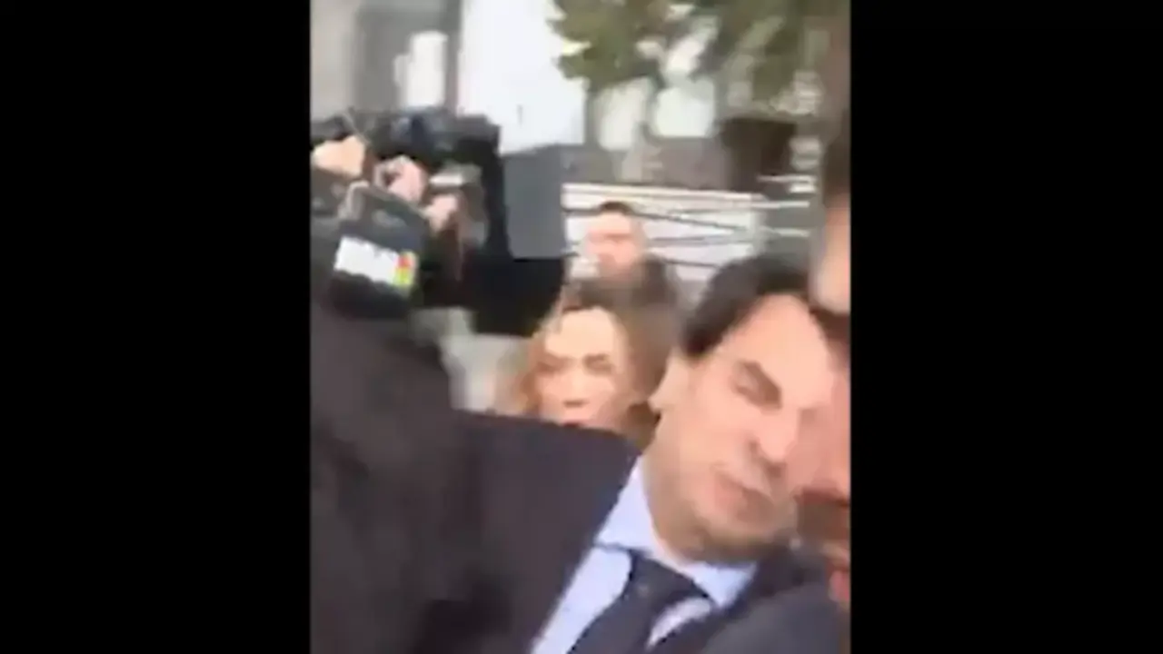 La pareja de Ayuso, Gonz&aacute;lez Amador, en el momento de la agresi&oacute;n. / X