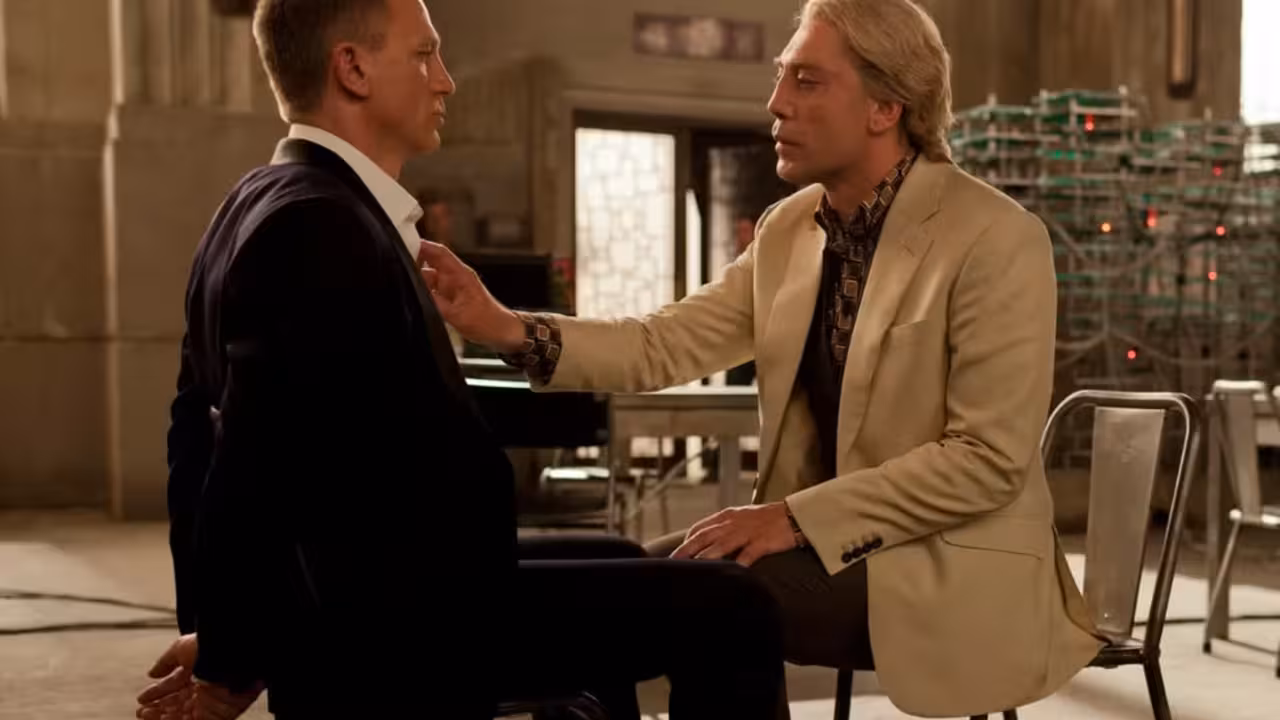 La ic&oacute;nica escena de Javier Bardem en 'skyfall' marc&oacute; un antes y un despu&eacute;s. / Redes Sociales