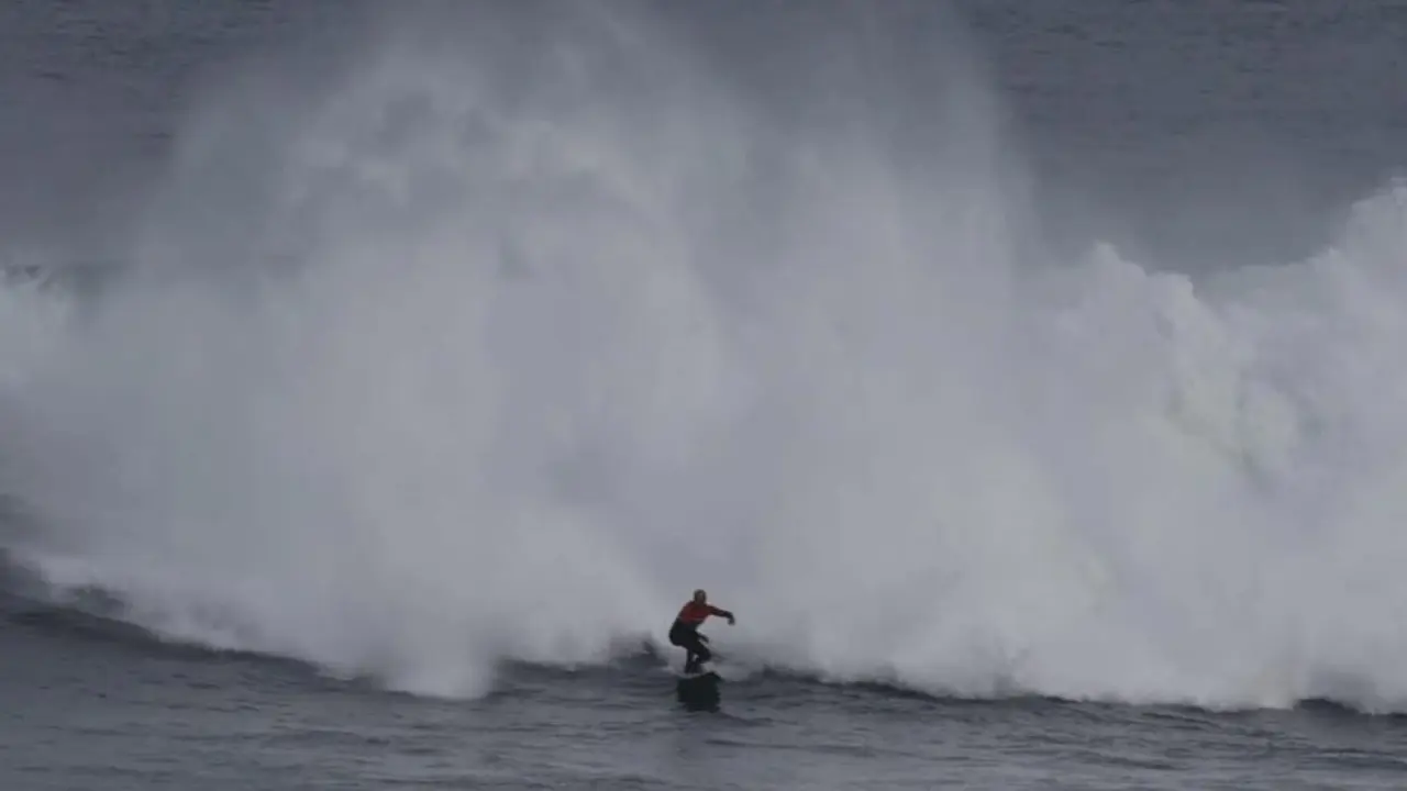 Uno de los surfistas durante la competici&oacute;n. / X