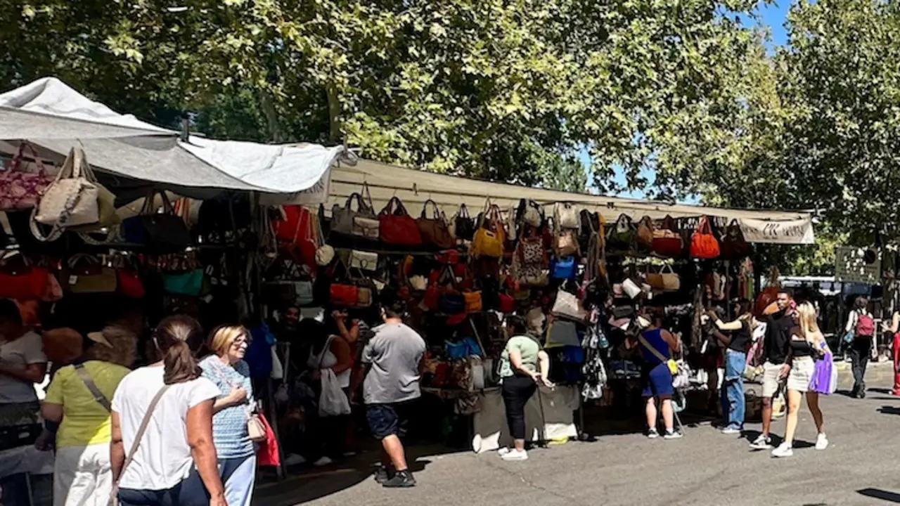 Varias personas pasean cerca de unos puestos del mercadillo. / EP