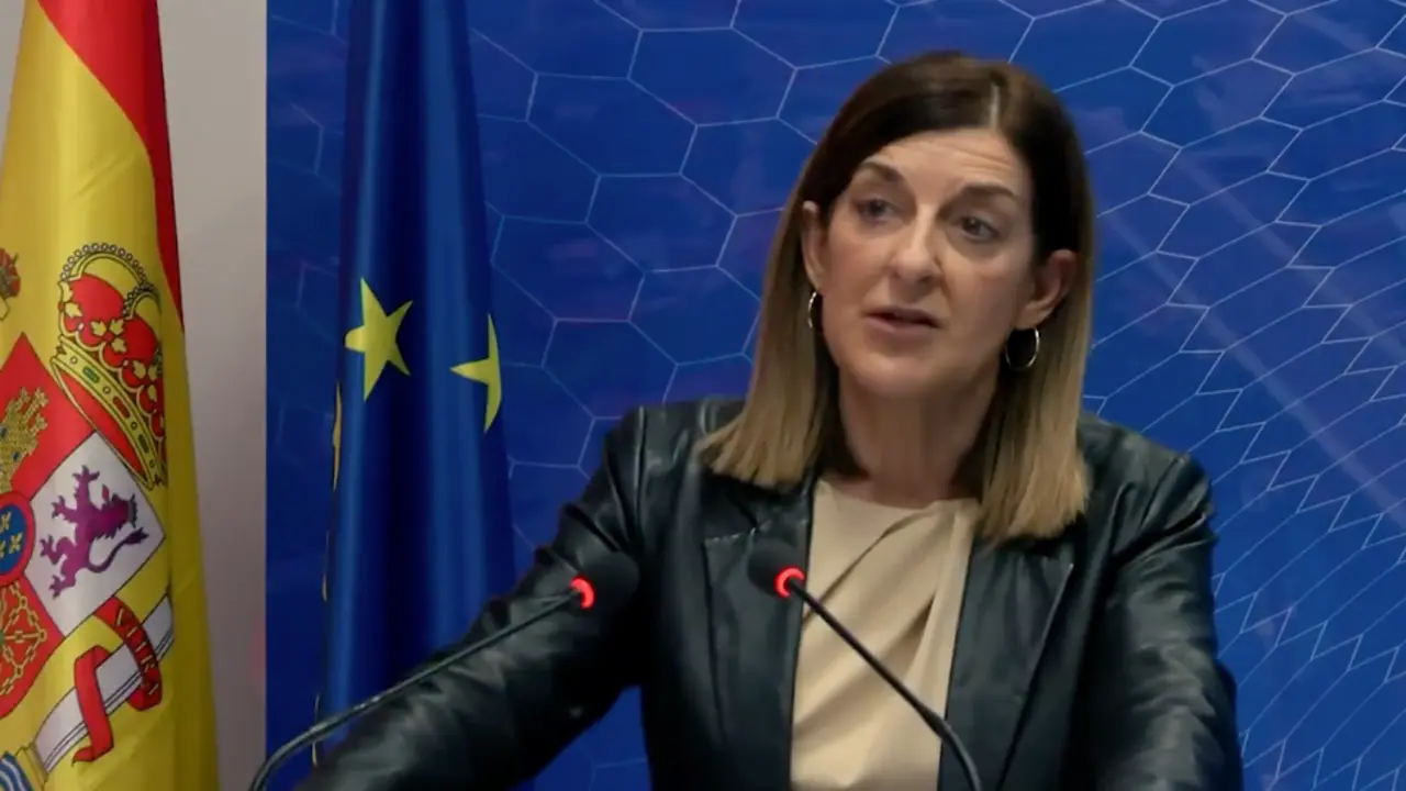 La presidenta de Cantabria, Mar&iacute;a Jos&eacute; S&aacute;enz de Buruaga, durante una comparecencia en la que expresa su rechazo a la propuesta de condonaci&oacute;n de deuda del Gobierno central, argumentando que la medida perjudicar&iacute;a a la comunidad aut&oacute;noma.