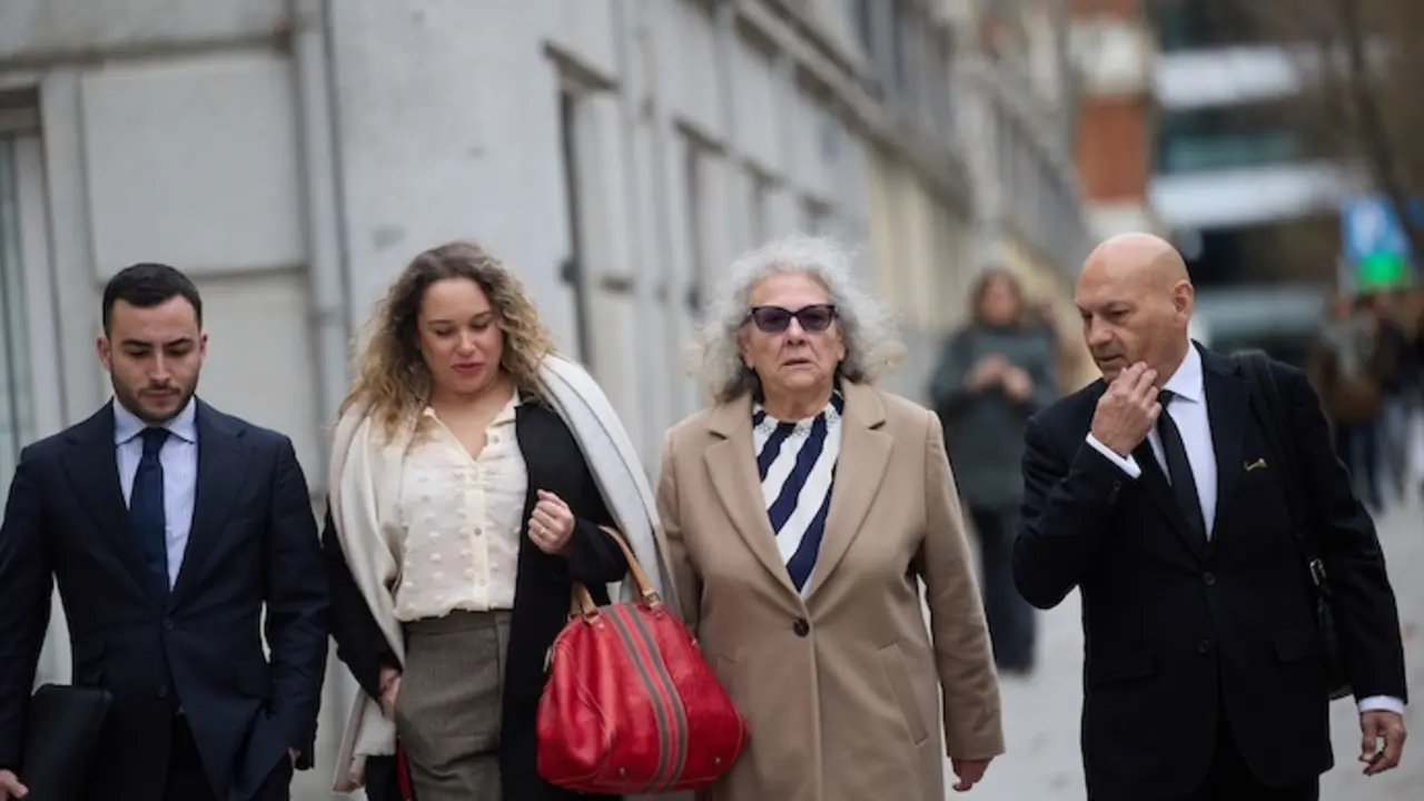 La empresaria, Carmen Pano(2d), llega a declarar al Tribunal Supremo, a 25 de febrero de 2025, en Madrid (Espa&ntilde;a). El instructor el &lsquo;caso Koldo&rsquo; en el Tribunal Supremo (TS), Leopoldo Puente, ha citado a 17 testigos que declarar&aacute;n entre hoy y el 5 de abril. Entre los convocados est&aacute;n la empresaria Carmen Pano, que dijo haber entregado 90.000 euros en met&aacute;lico en la sede del PSOE; el exsubsecretario de Transportes, Jes&uacute;s Manuel G&oacute;mez o el presunto socio de Aldama, Claudio Rivas. leer menos

Firma: Jes&uacute;s Hell&iacute;n / Europa Press