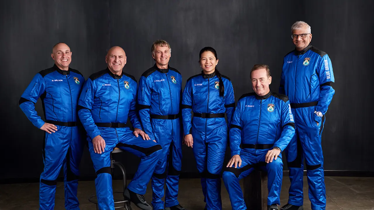 Jes&uacute;s Calleja junto a las personas que le acompa&ntilde;ar&aacute;n en el viaje al espacio. / Blue Origin