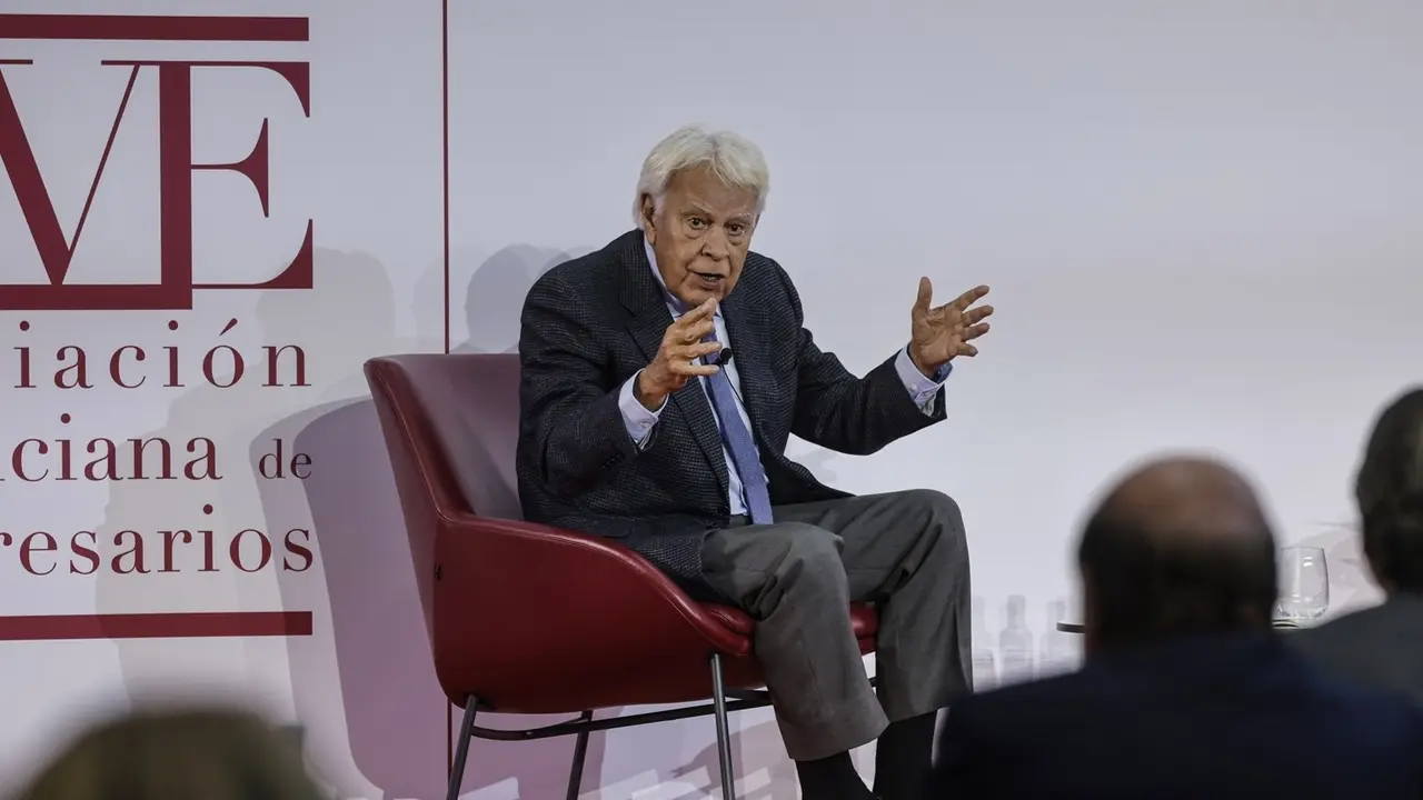 El expresidente del Gobierno, Felipe Gonz&aacute;lez, interviene durante la asamblea general. / Rober Solsona