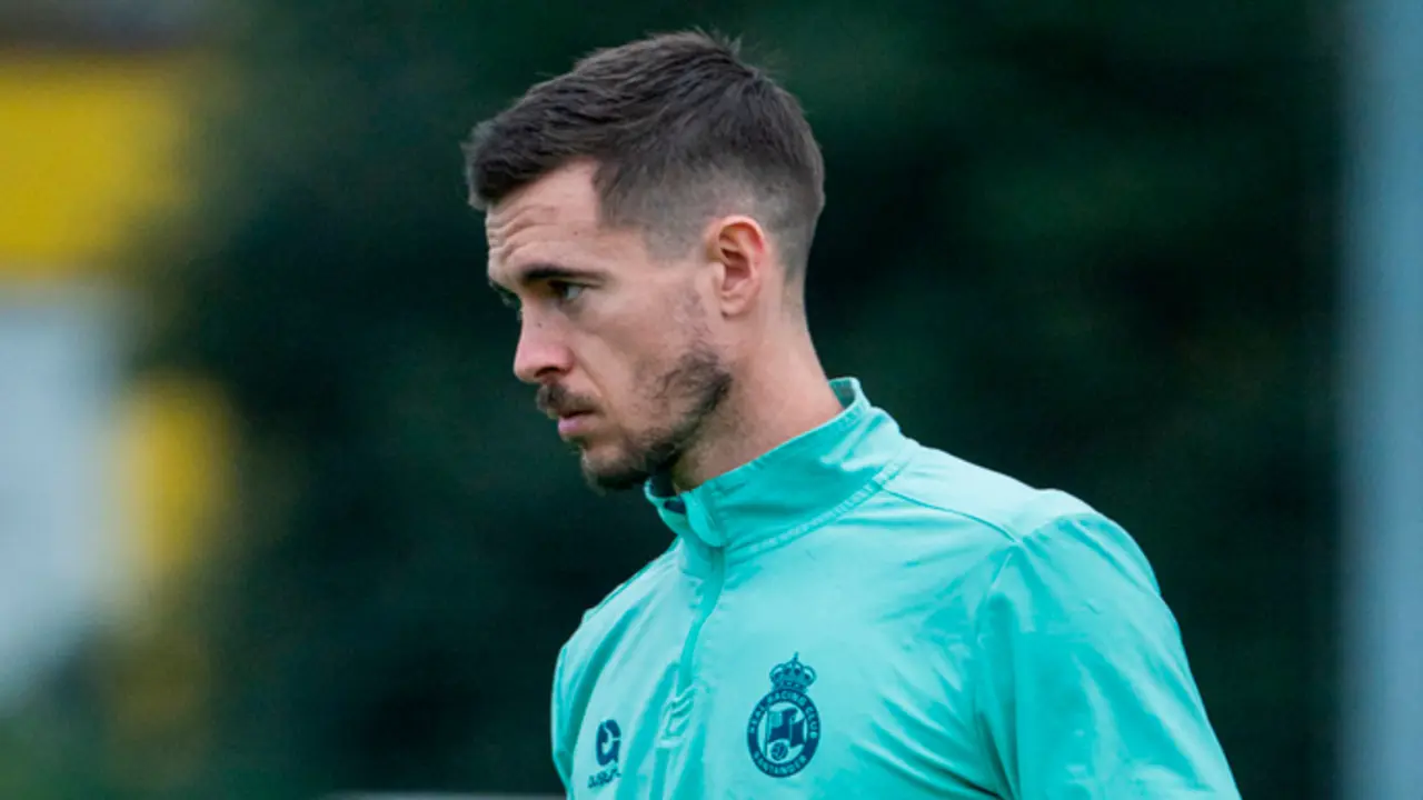 El jugador racinguista, Clement Michelin, durante un entrenamiento. / RRC