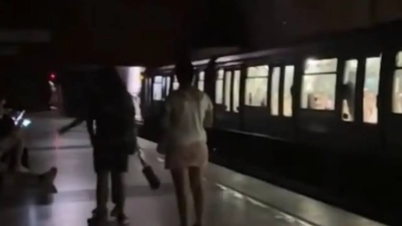 Varias personas en una estaci&oacute;n de tren durante el apag&oacute;n. / Redes sociales